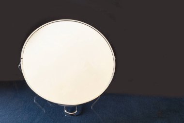 Cam masadaki yansımalı yuvarlak ayna. Siyah arkaplan üzerine inşa edilecek konular