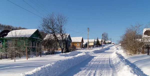 Zimní Cesta Přes Pole Obci Pozadí Modré Oblohy Krásná Krajina — Stock fotografie