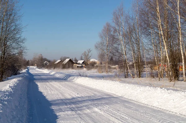 Χειμωνιάτικος Δρόμος Μέσα Από Πεδίο Στο Χωριό Φόντο Γαλάζιο Ουρανό — Φωτογραφία Αρχείου