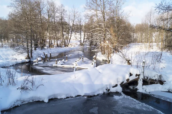 Der Bach Winterwald Vor Blauem Himmel Mit Wolken Schöne Landschaft — Stockfoto