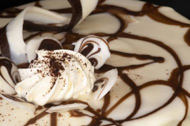 Güzel çikolatalı pasta. Yakın plan. Kremalı ve çikolatalı tatlı bir pastanın dokusu