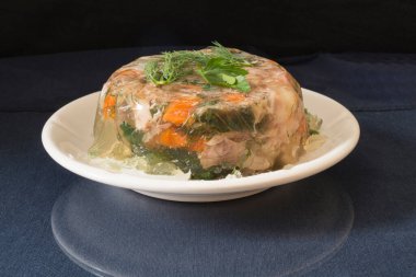 Masanın üzerinde beyaz tabakta Asprotik et var. Siyah arkaplanda yemek