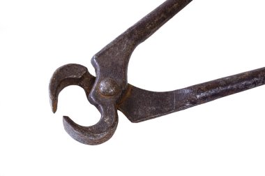 Paslı pense masanın üzerinde. Marangoz aracı beyaz bir arkaplanda izole