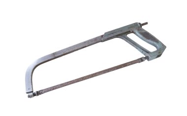 Eski metal testeresi beyaz arka planda izole edilmiş. Metal çilingir araçları