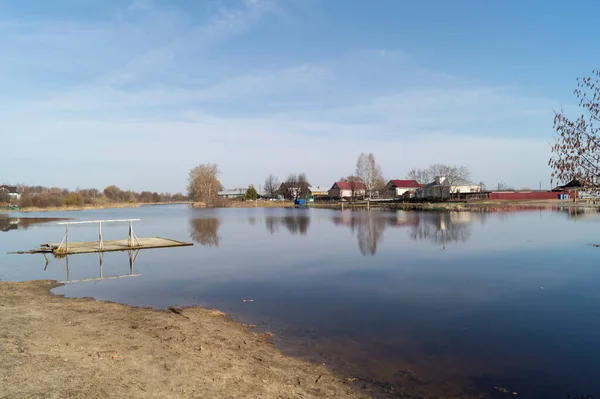 Lente Vloed Het Platteland Tegen Een Blauwe Lucht Met Witte — Stockfoto