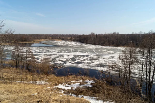 İlkbaharda nehirde beyaz buz. Kırsal alanda güzel bir manzara.