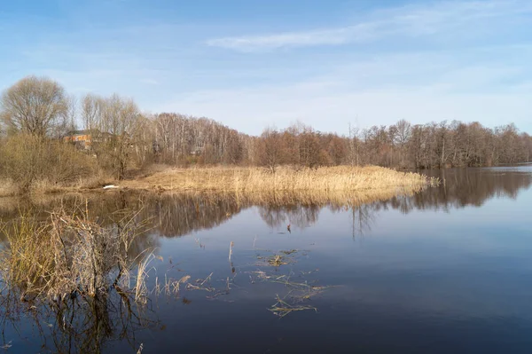 青空を背景に田園地帯で洪水と春の風景 — ストック写真