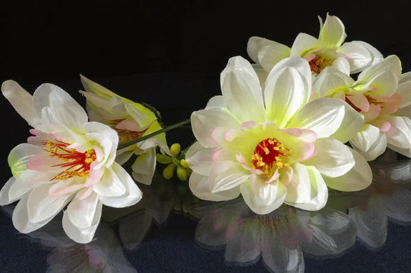 Yapay Çiçekler Güzel Parlak Arka Plan Yakın Plan Yatay Renkli — Stok fotoğraf