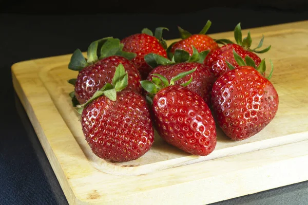 Reife Und Rote Erdbeeren Auf Einem Holzbrett Der Küche Essen — Stockfoto