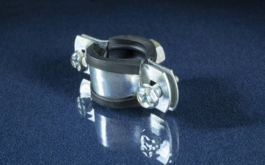 Masaya yansıyan çelik su borusu kıskacı. Tamir için çilingir araçları