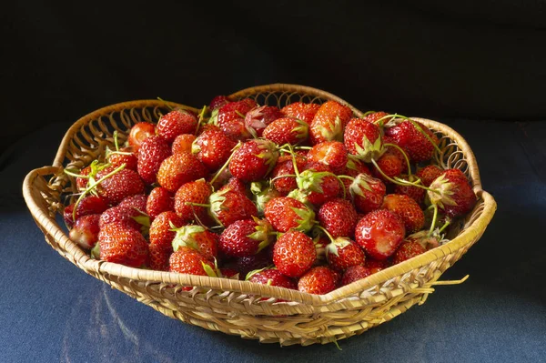 Erdbeeren Einem Weidenkorb Auf Dem Tisch Mit Einem Spiegelbild Von — Stockfoto