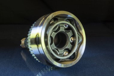 Bir araba için eşit açısal hıza sahip. Siyah arka planda metal parçaları. Tamir için yeni parçalar.