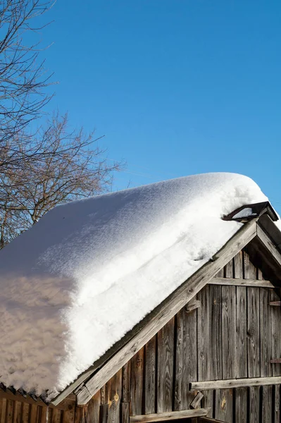 Snow Roof Wooden Shed Winter Beauty Nature Sunny Day - Stock-foto