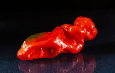 Masada yansımalı kırmızı biber. Gıda ürünleri siyah arka planda