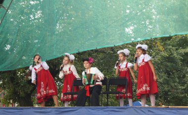 Milli takım elbise çocuklarda sahnesinde şehir gününde şarkı.