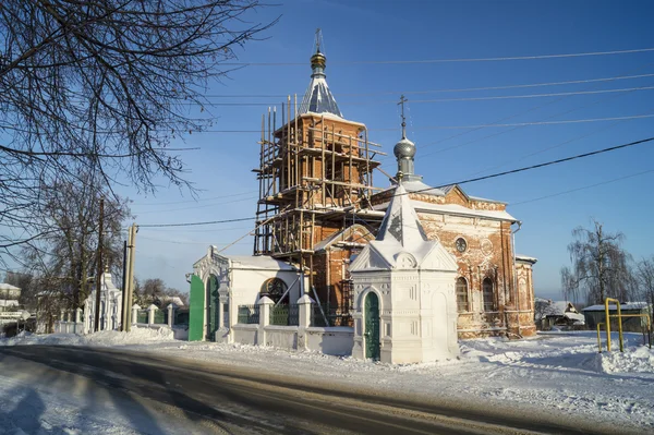 Riparazione di campanili sul tempio Nikoliskom a Mstyore — Foto Stock