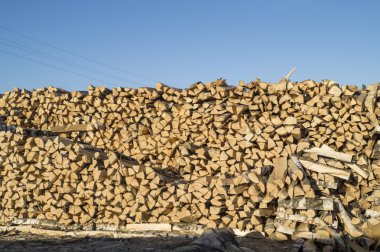 Arka plan mavi gökyüzü açtığında yığını inşa pricked yakacak odun