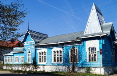 Arka plan mavi gökyüzü üzerinde beyaz pencereli bir ahşap ev