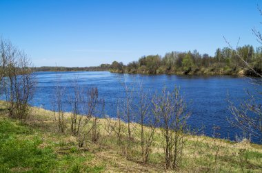 Bahar manzara nehir üzerinde arka plan mavi gökyüzü ile