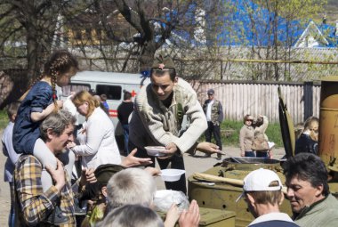 Genç yurtdışı şapkalı lapası alan mutfaktan bindirir