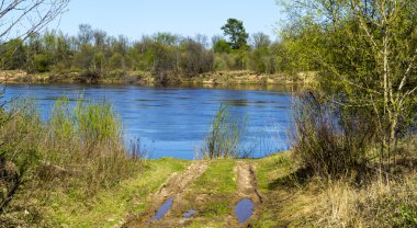 Nehri üzerinde arka plan mavi gökyüzü ile manzara