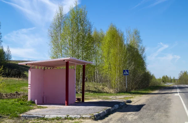 Автобусная остановка на фоне голубого неба — стоковое фото