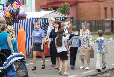 Kadınlar (kadın) formu polis gidip yolda şehir efendm gününde