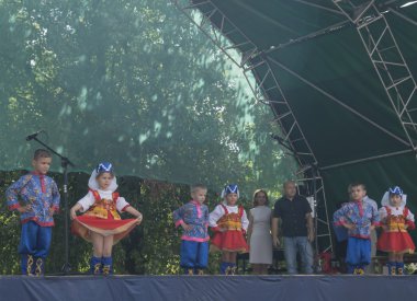 Çocuk dans ve sahne üzerinde şehir Mstera, Russi gününde şarkı