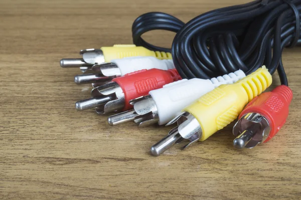 Gruppe der Patchcords mit Stecker ruht auf Holztisch — Stockfoto