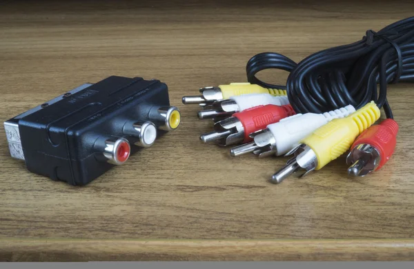 Gruppe der Patchcords mit Stecker ruht auf Holztisch — Stockfoto