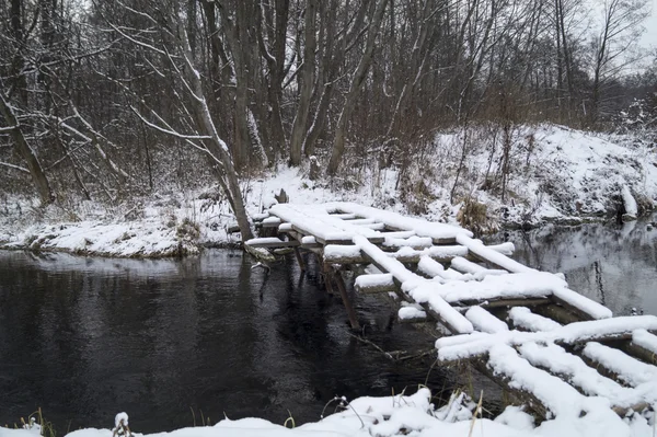 Holzbrücke durch den Fluss in Holz — Stockfoto