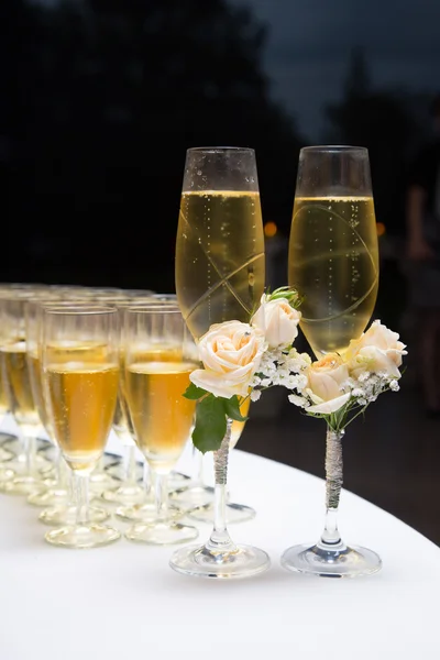 Decorated wedding glasses with champagne — Stock Photo, Image