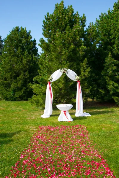 Arco con chiffon bianco e fiori pronti per la cerimonia nuziale — Foto Stock