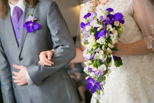 Wedding bouquet in hands of bride — Stock Photo, Image