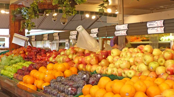 Obststand auf Bauernmarkt lizenzfreie Stockfotos