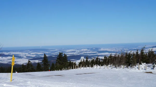 Pohled Vrcholu Fichtelbergu Zasněžené Erzgebirge Zimní Krajina Sasku Modré Nebe — Stock fotografie