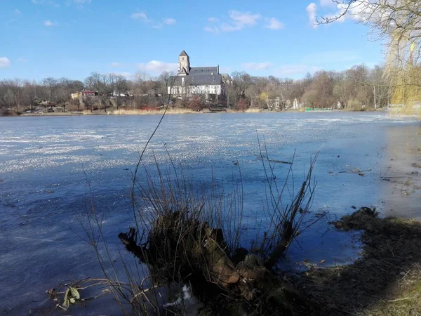 Foreground Frozen Castle Pond Chemnitz Saxony Background Hill Castle Church — Stock Photo, Image