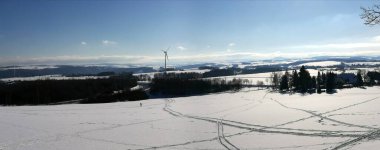 Kış mevsiminde kayak izleri; güneşli kış günü, Erzgebirge 'deki tepe manzarası, panoramik