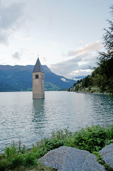 A torre do sino em Reschensee — Fotografia de Stock