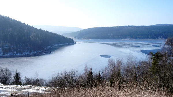 Un lac barrage en hiver — Photo