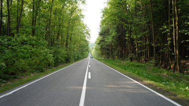 İki şeritli bir yol