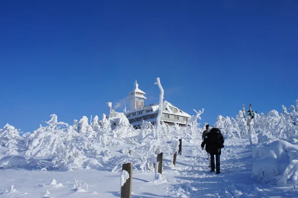 Turisté v zimě na na Fichtelberg — Stock fotografie