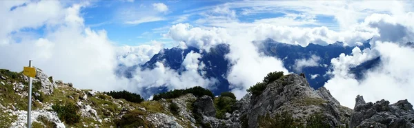 高い山で雲のベール — ストック写真
