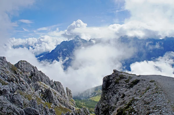 Завеса из облаков в высоких горах — стоковое фото