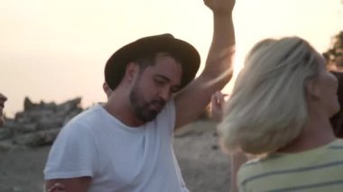 Arkadaşlar, Mutlu Hafta Sonu Kutlaması Birlikte Eğlencenin 4K Yakın Çekim Rahatlaması