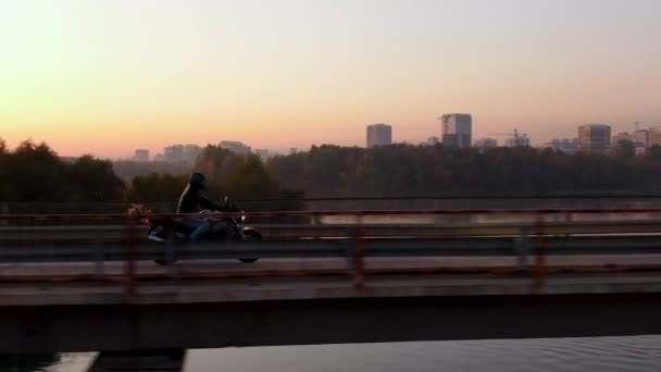 Zdjęcie lotnicze motocykla Speed Riding Motocykl w Wieczorem Bridge Road na zachodzie słońca — Wideo stockowe