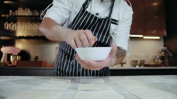 Närbild man kock hand bryta ägg o Pan i köket förbereda bakning på långsam mo — Stockvideo