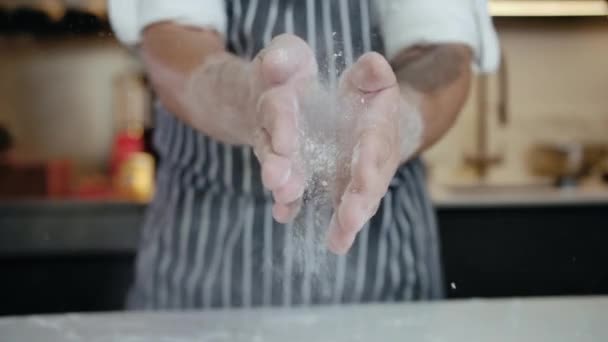 Großaufnahme Mann Koch in Restaurant Küche klatscht Hände mit Mehl Kochen Bäckerei — Stockvideo