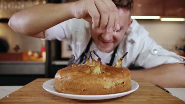 Close-up Retrato Jovem Chef Decoração Sobremesa Bolo Orgânico na Cozinha Tabela 4k — Vídeo de Stock