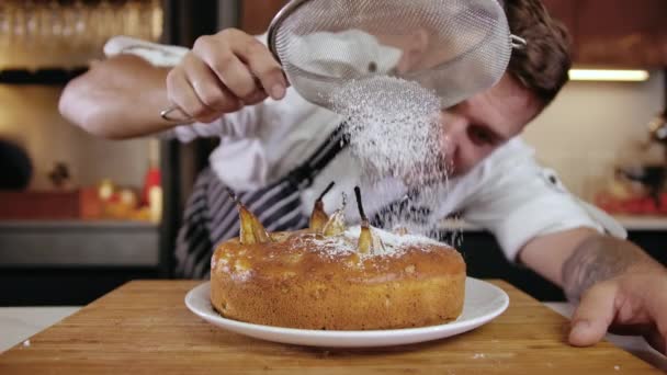 Großaufnahme Mann Koch in Restaurant-Küche serviert Gericht mit Zutat von Hand — Stockvideo